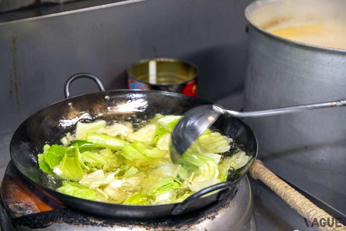 回鍋肉の野菜は、一度素揚げしてから。キャベツやピーマンの緑が鮮やか