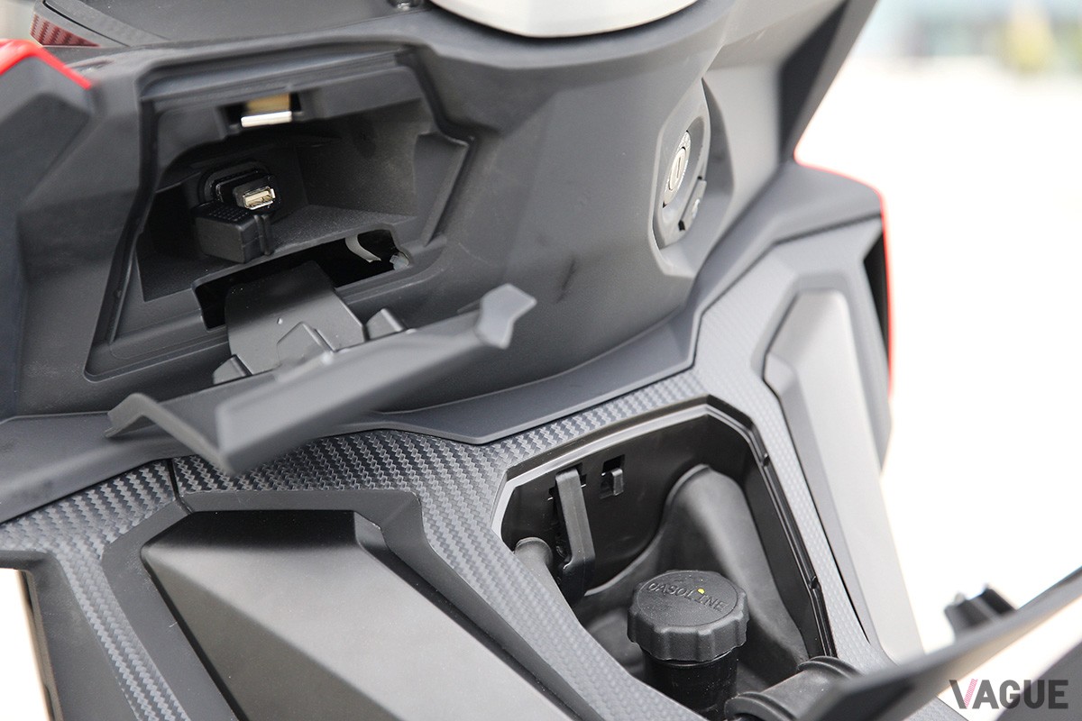 スポーティな印象の“スペースホワイト”を新設定したアプリリアの“軽二輪”スクーター「SR GT 200 SPORT」