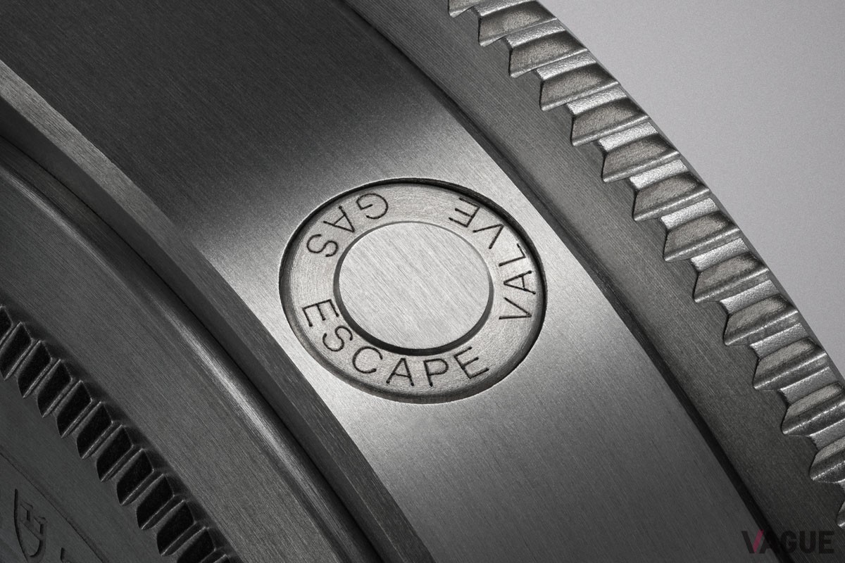 飽和潜水環境での使用を可能にするコンパクトなヘリウム排出バルブを搭載