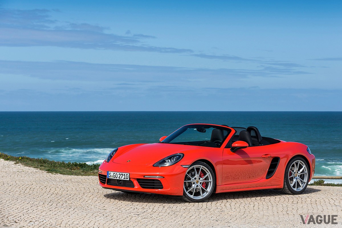 ポルシェ「718ボクスター」。初代「ボクスター」は1996年に登場、瞬く間に人気モデルとなった2シーターオープンスポーツ