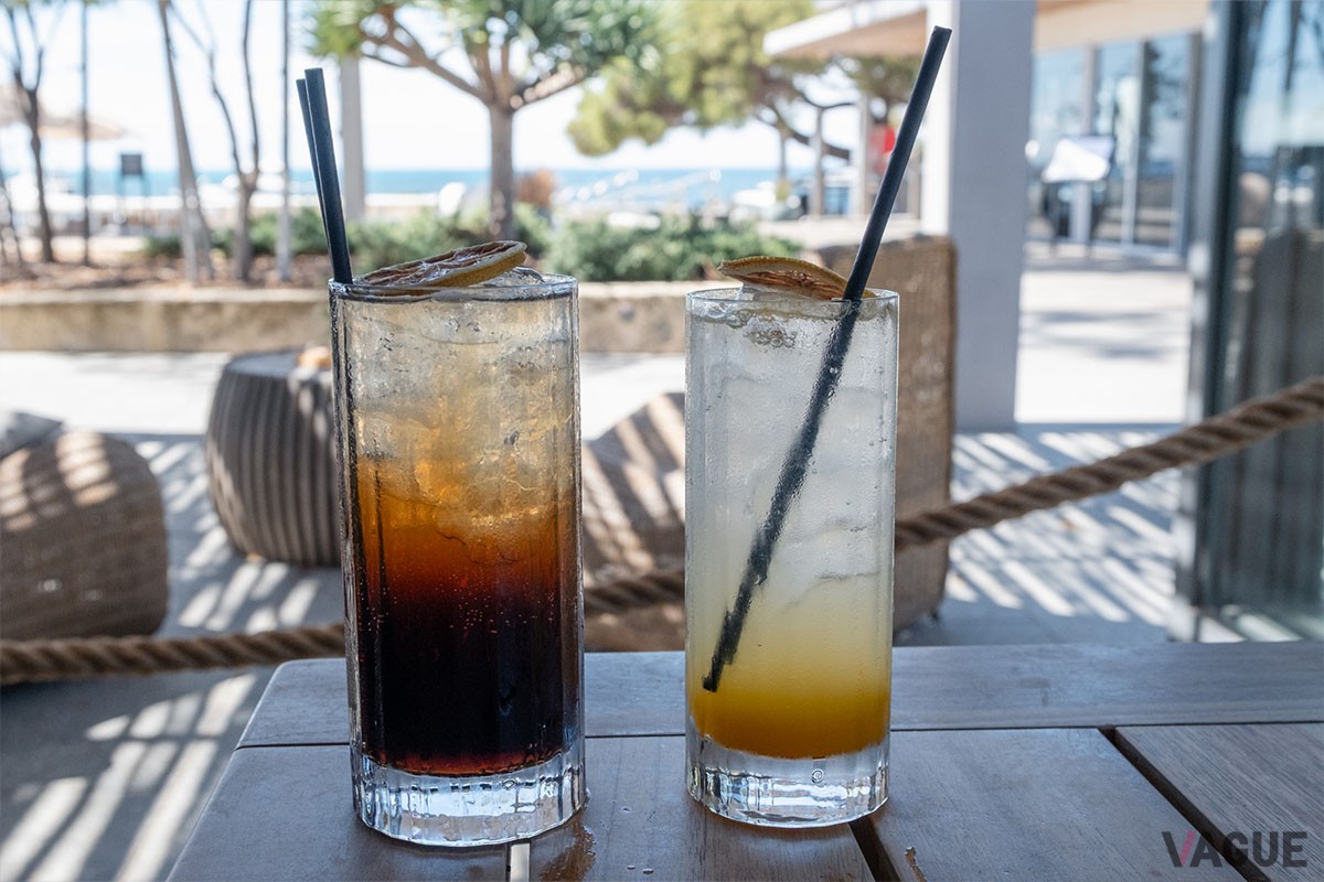 テラス席で海を眺めながら休憩するのにぴったりな「ロンタラ」