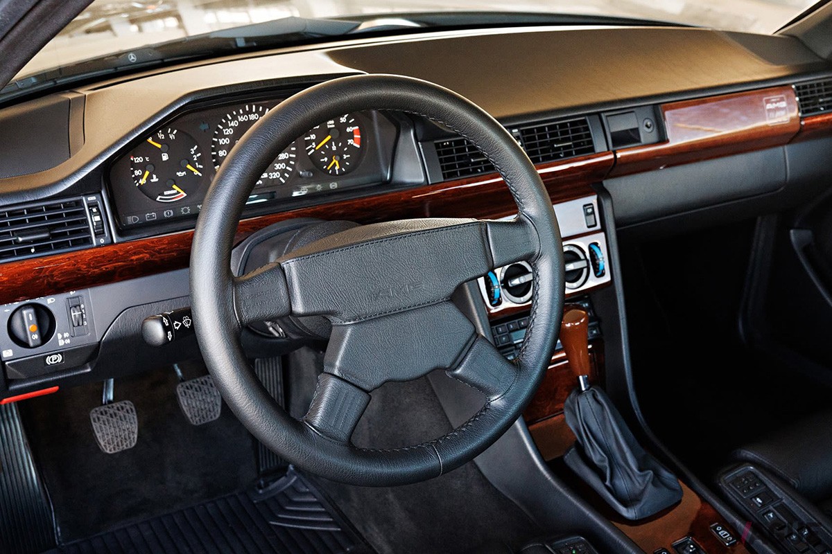 C124型の「300CE」をベースとする“ハンマークーペ”ことAMG「300CE 6.0-4V ハンマー ワイドバージョン」（C）ClassicDriver.com