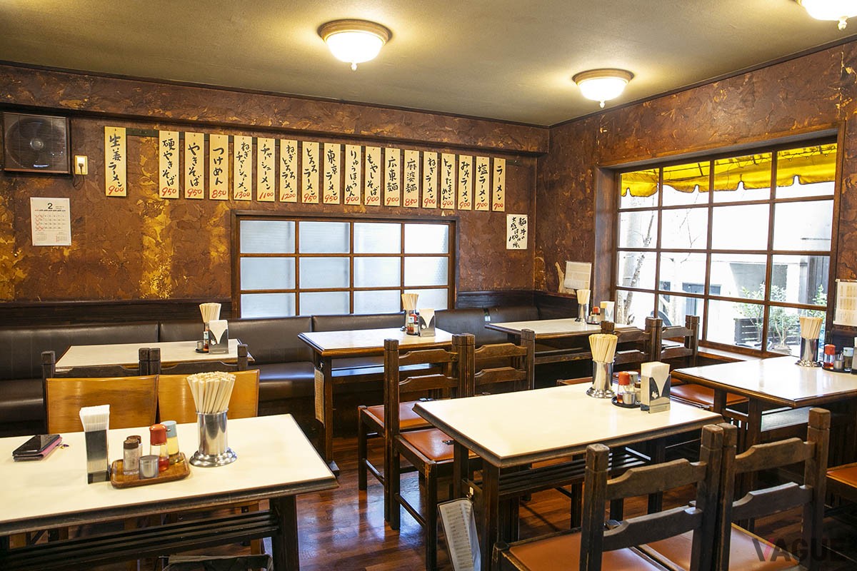 店内はテーブル席。どこか懐かしい雰囲気を醸し出している