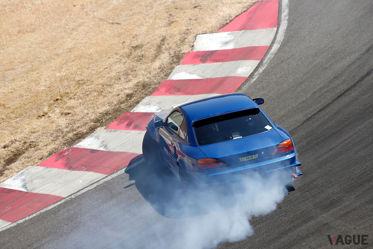 イベント当日、深田選手は「リアル」のコース状況と実車の動きを確認し、細部の調整を施すとすぐに華麗なドリフトを決めていた