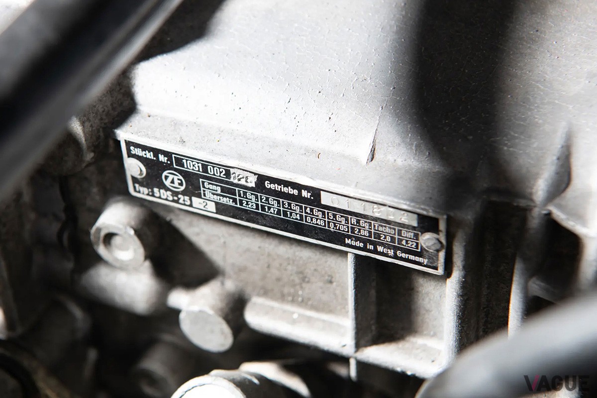 今回出品された該当車両は、欧州時代にエンジンをキャブレター仕様のフォード“351クリーブランド”V8に換装されていた（C）RMサザビーズ