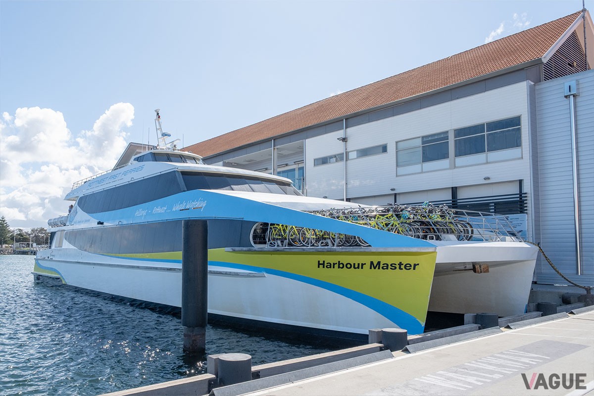 ヒラリーズ・ボート・ハーバーで出航の準備をするロットネスト島行きのフェリー