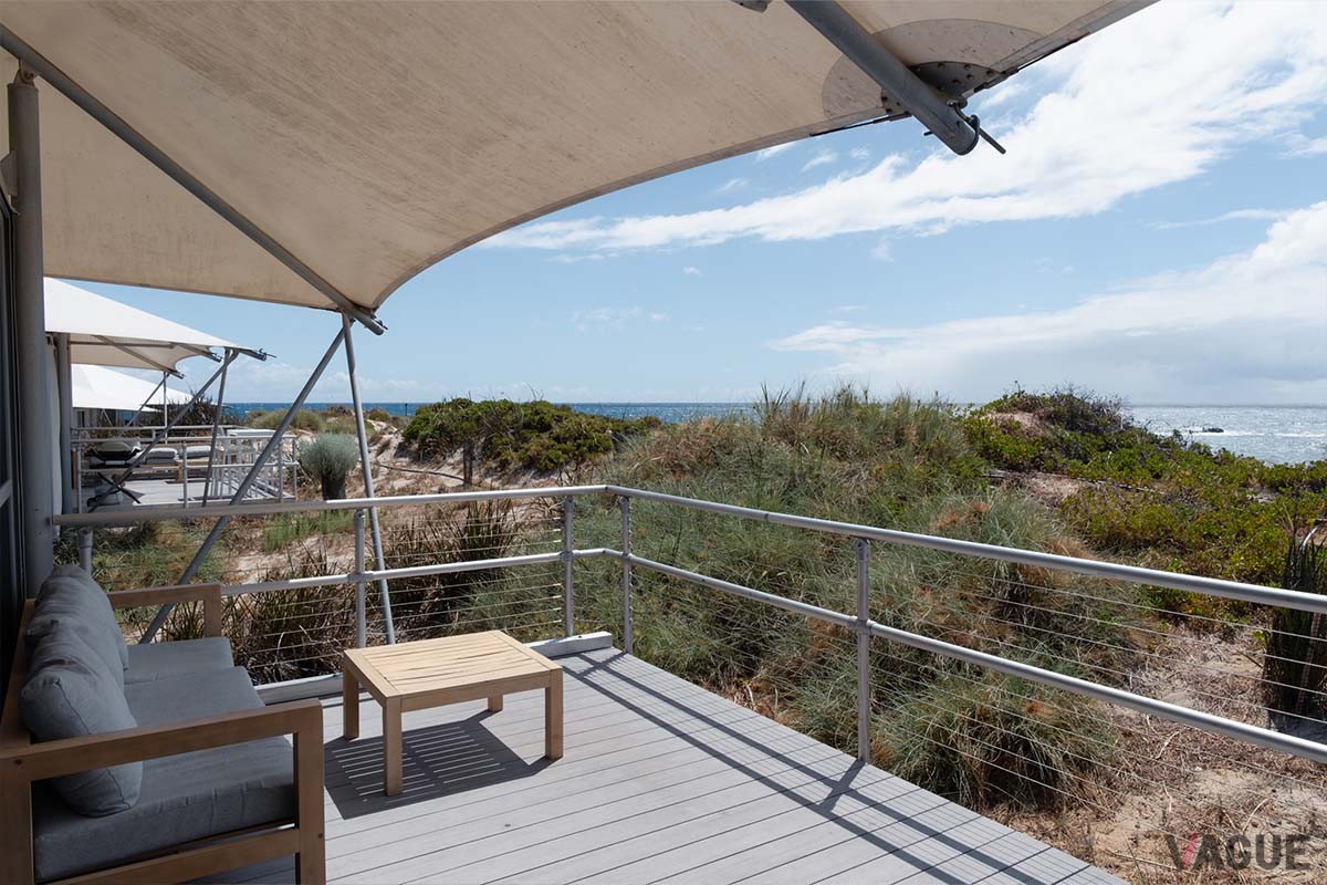 「ディスカバリー・ロットネスト・アイランド」では広いウッドデッキを配したグランピングテントも用意する