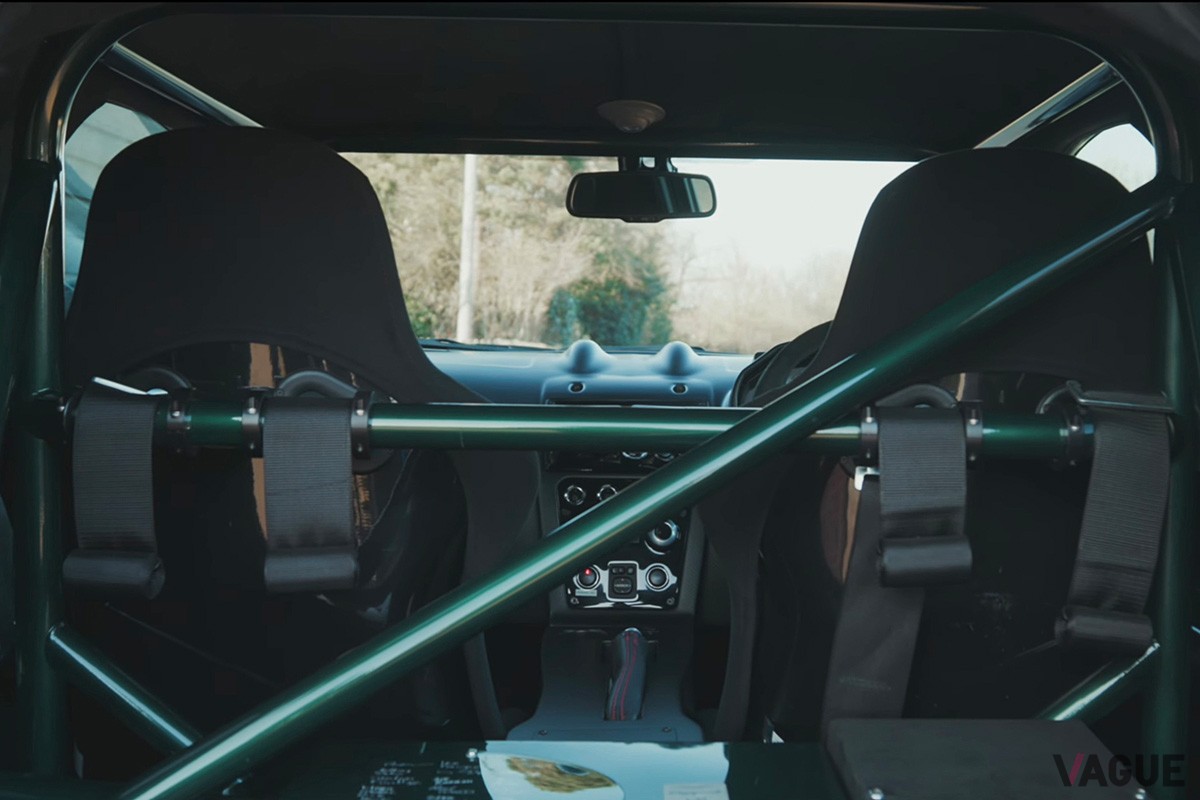 英国の中古車販売店で発見したアストンマーティン「シグネットV8」（C）YouTube『Nicholas Mee & Company Ltd』