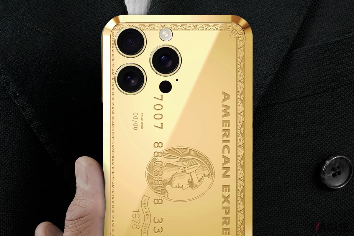 デザインモチーフはもちろん世界的に知られるあのカード。18Kゴールドめっきと緻密なレーザー刻印で漂う風格まで細密に再現