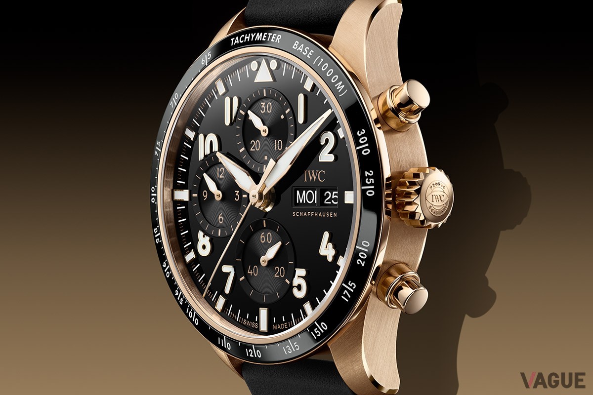 丁寧な面取りとポリッシュ加工が施されたレッドゴールドケースが力強く華やかなレーシングスポーツの世界観を体現。艶やかに仕上げられたリューズとプッシャーも印象的だ