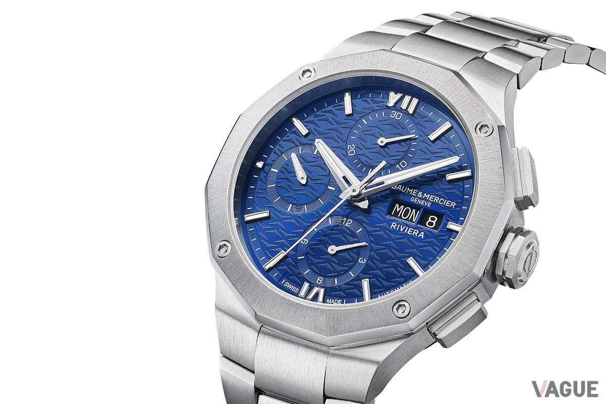 サンサテン仕上げのダイヤルに波模様を重ねたダイヤルはリビエラコレクションのアイコン。ブルーの陰影をサテンポリッシュ仕上げのベゼルが引き立てる