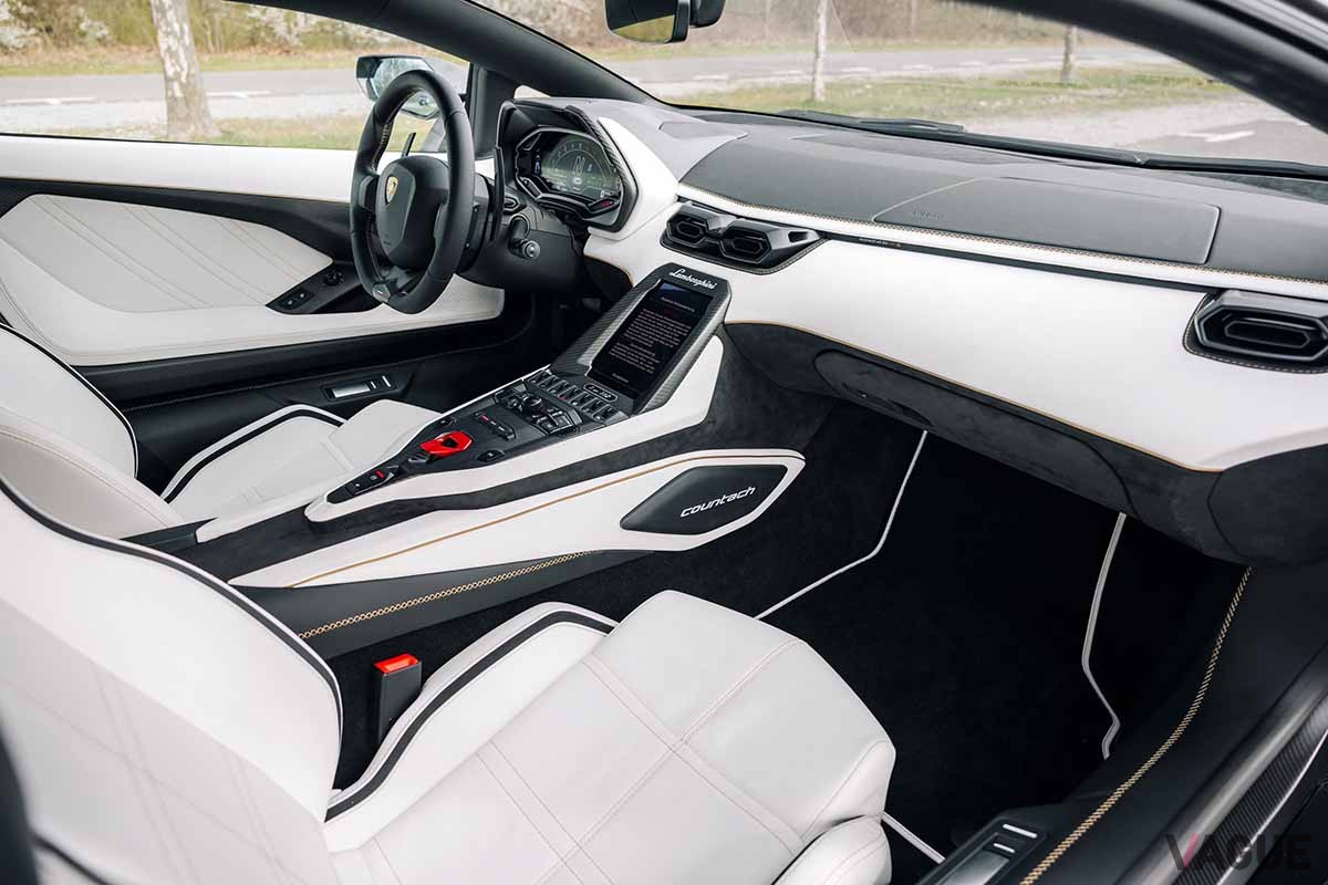 オークションに登場したランボルギーニ「カウンタックLPI-800」のインテリア Keno Zache ©2023 Courtesy of RM Sotheby's