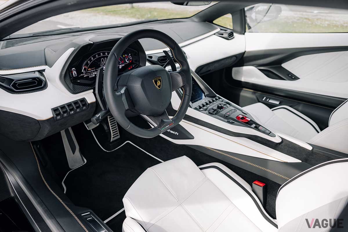 オークションに登場したランボルギーニ「カウンタックLPI-800」のインテリア Keno Zache ©2023 Courtesy of RM Sotheby's