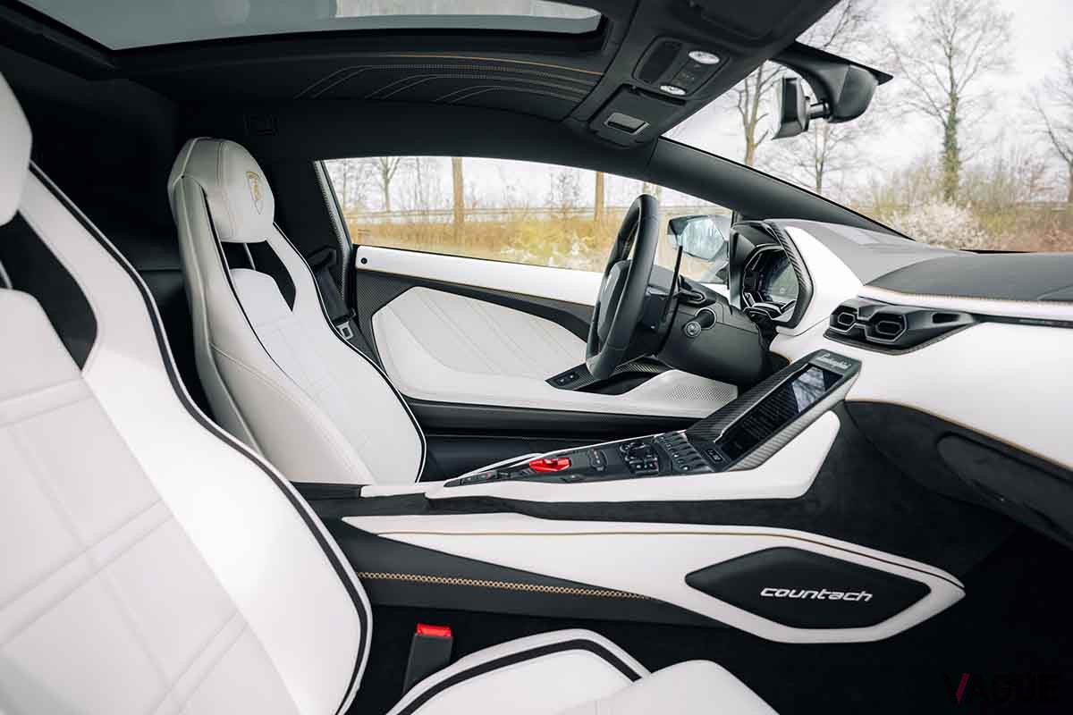 オークションに登場したランボルギーニ「カウンタックLPI-800」のインテリア Keno Zache ©2023 Courtesy of RM Sotheby's