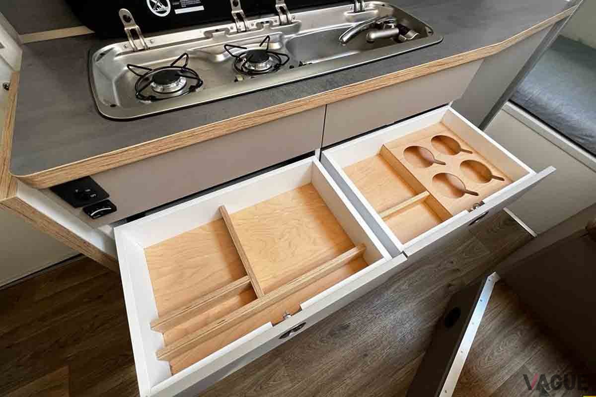 欧州のオークションに登場した三菱ふそう「キャンター」ベースのキャンピングカーのインテリア