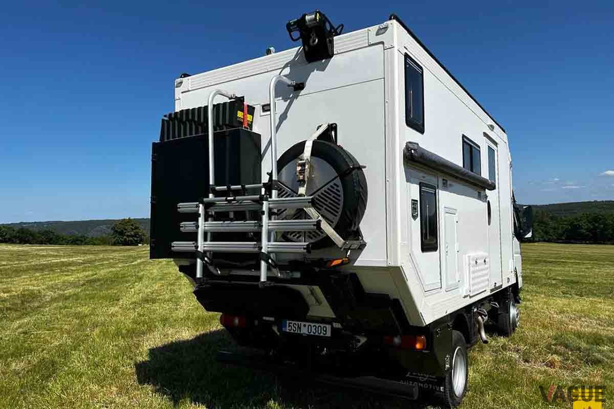  欧州のオークションに登場した三菱ふそう「キャンター」ベースのキャンピングカー