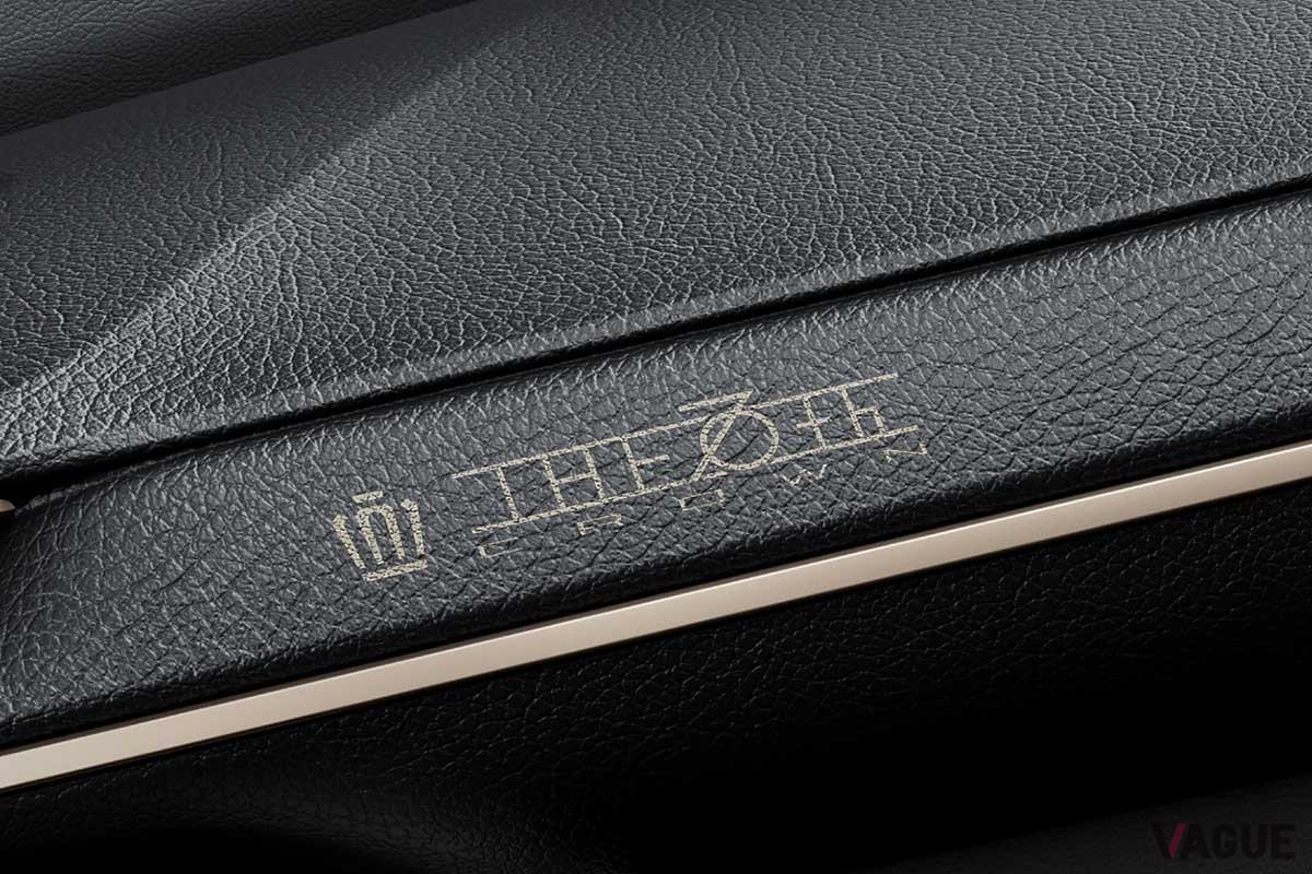 専用レザー加飾（THE 70th ロゴ入り）