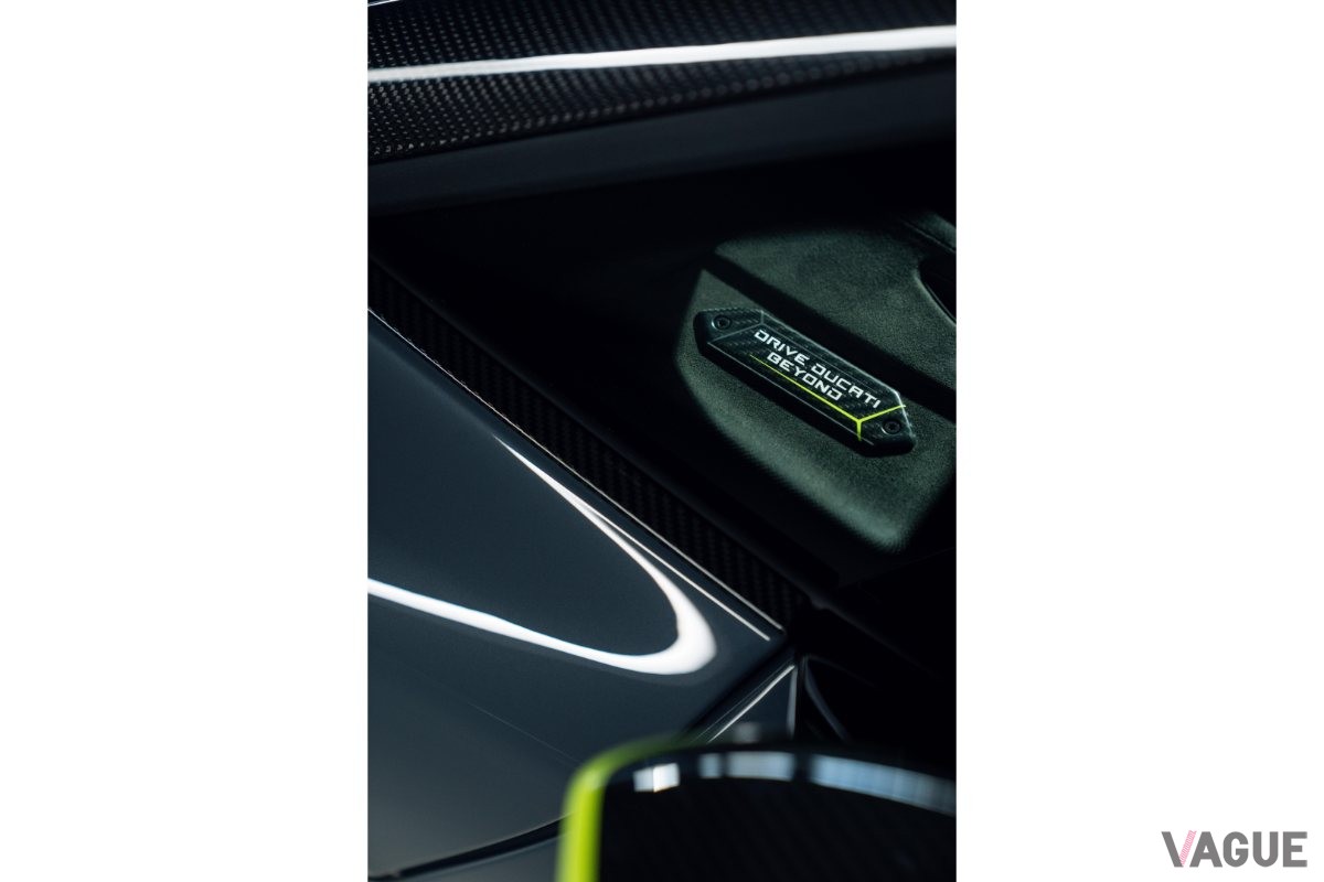 ドゥカティ限定バイク「パニガーレ V4 ランボルギーニ」とランボルギーニの特別仕様車「レヴエルト」