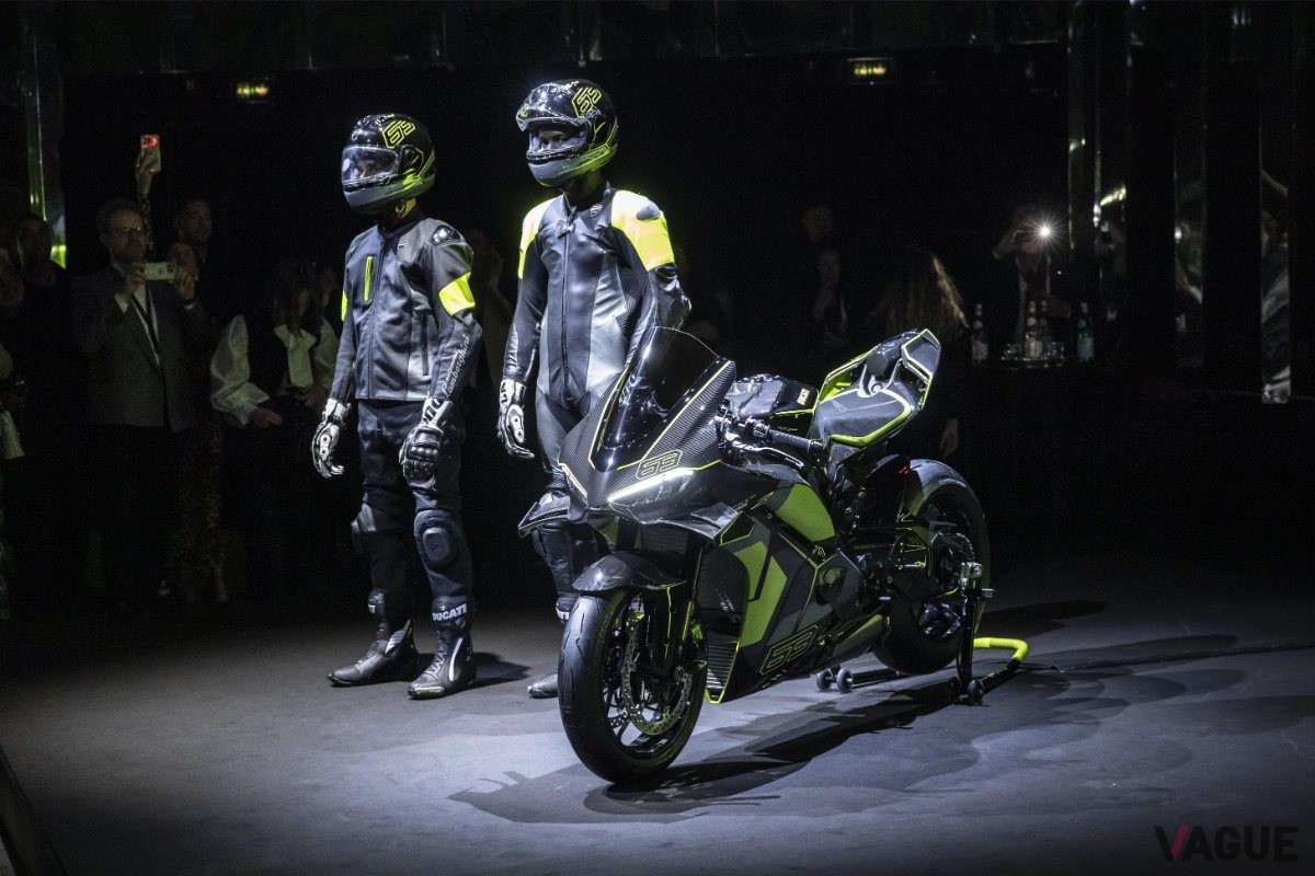 ドゥカティ限定バイク「パニガーレ V4 ランボルギーニ」とランボルギーニの特別仕様車「レヴエルト」