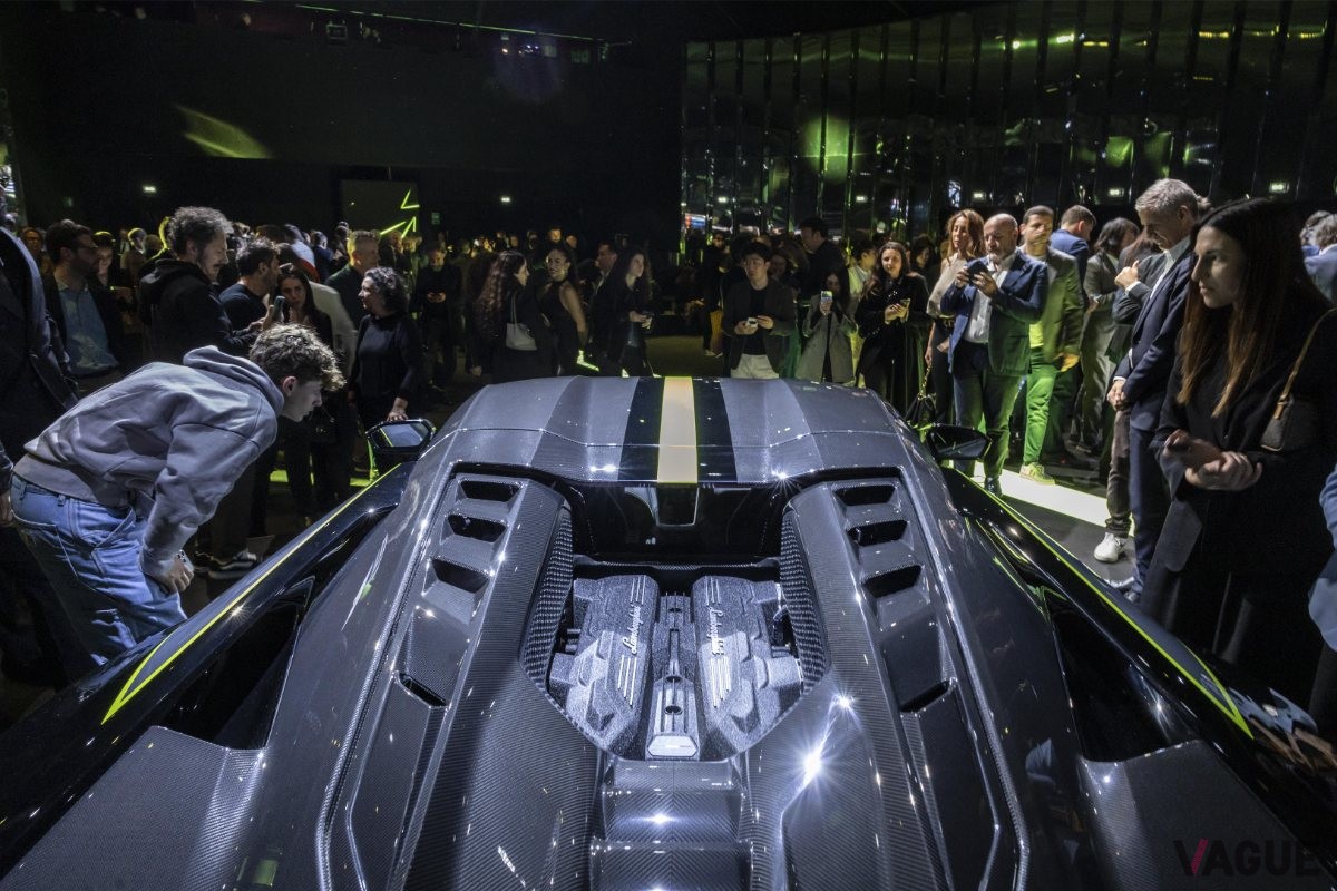 ドゥカティ限定バイク「パニガーレ V4 ランボルギーニ」とランボルギーニの特別仕様車「レヴエルト」