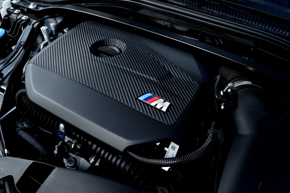 M135 xDriveは、最高出力300馬力・最大トルク400Nmを発揮する2リッター直列4気筒ガソリンターボエンジンを搭載