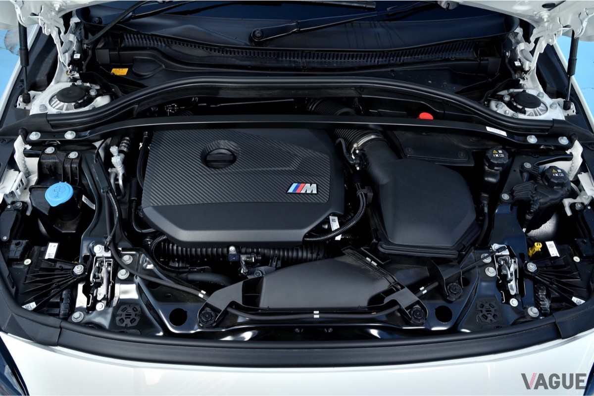 M135 xDriveは、最高出力300馬力・最大トルク400Nmを発揮する2リッター直列4気筒ガソリンターボエンジンを搭載