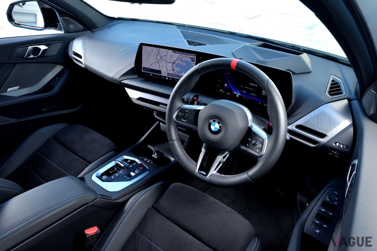 BMW新型「M135 xDrive」も左手側ウインカー。右手側はワイパーレバーだ