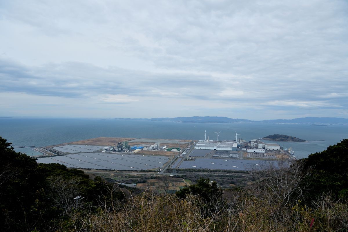 ゴール地点の「蔵王山展望台」は、背景に浜名湖と遠州灘を望む絶景スポット。夕暮れ時の眺めは旅のフィナーレにふさわしい感動をもたらします