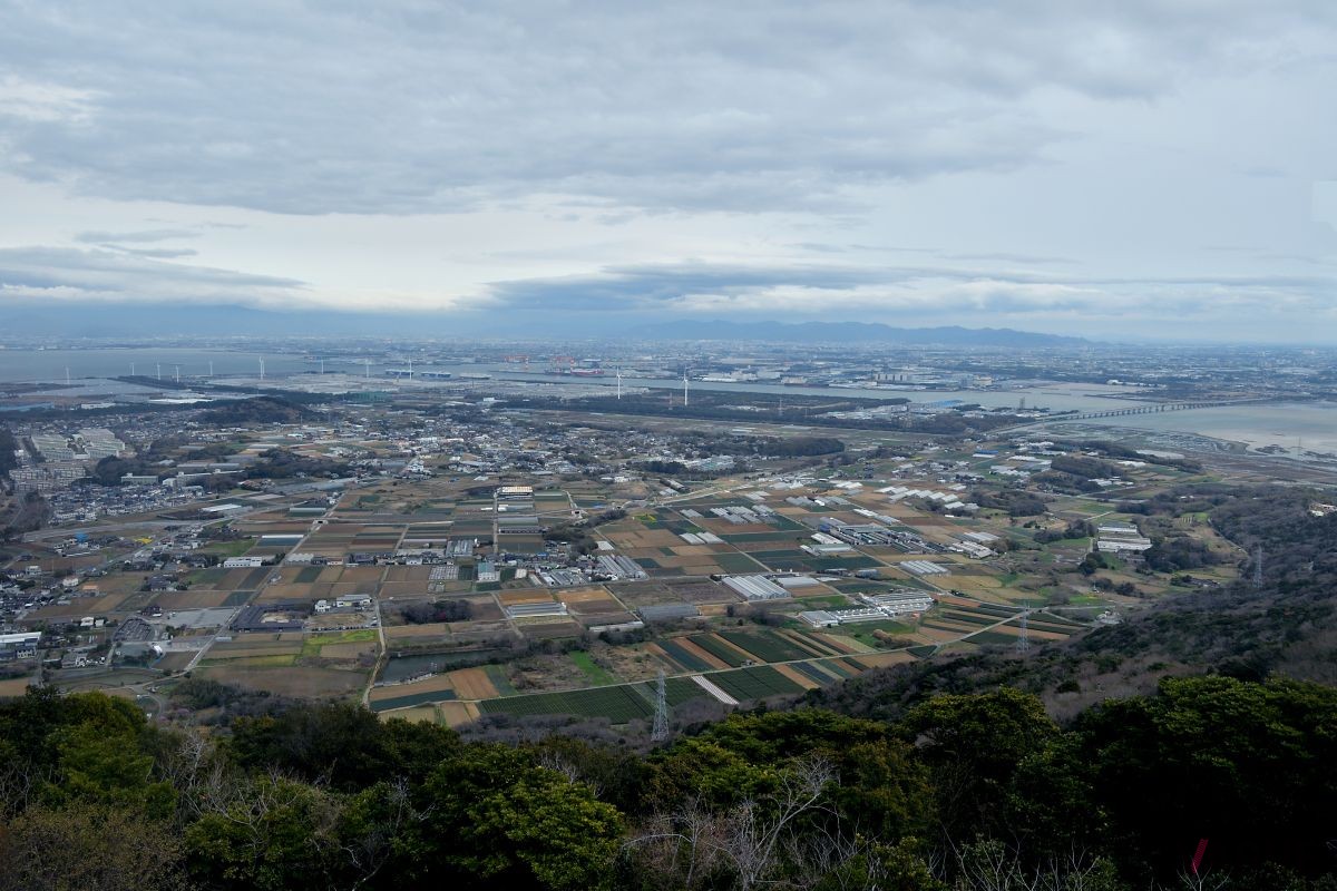 ゴール地点の「蔵王山展望台」は、背景に浜名湖と遠州灘を望む絶景スポット。夕暮れ時の眺めは旅のフィナーレにふさわしい感動をもたらします