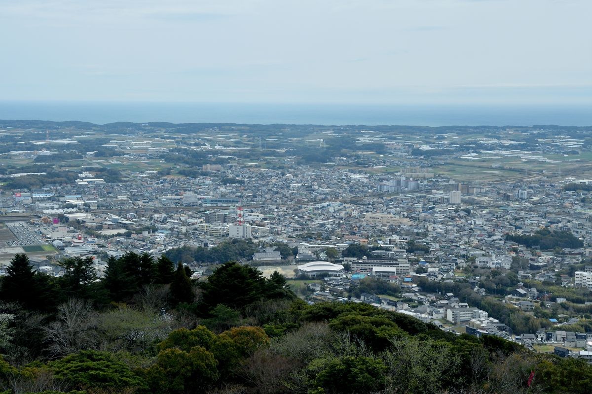 ゴール地点の「蔵王山展望台」は、背景に浜名湖と遠州灘を望む絶景スポット。夕暮れ時の眺めは旅のフィナーレにふさわしい感動をもたらします