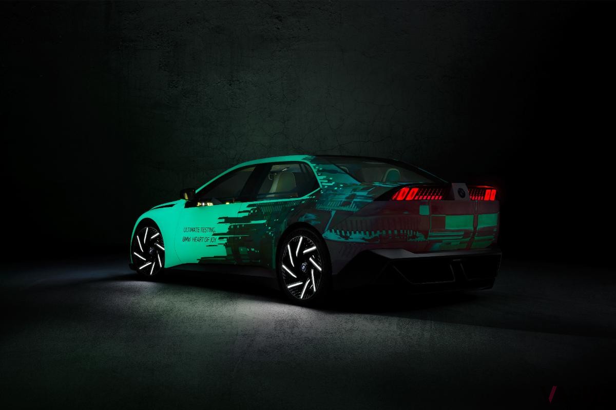 BMWが世界初公開したコンセプトカー「Vision Driving Experience」