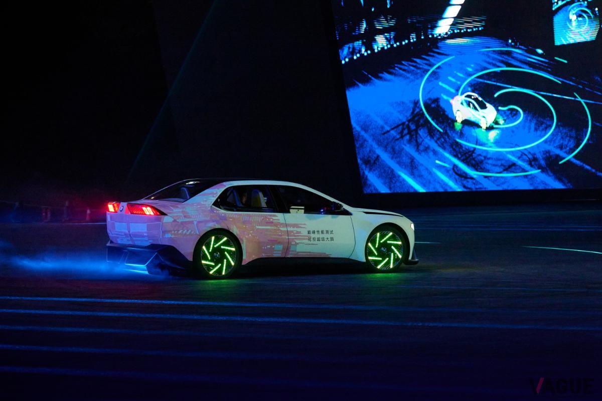 BMWが世界初公開したコンセプトカー「Vision Driving Experience」