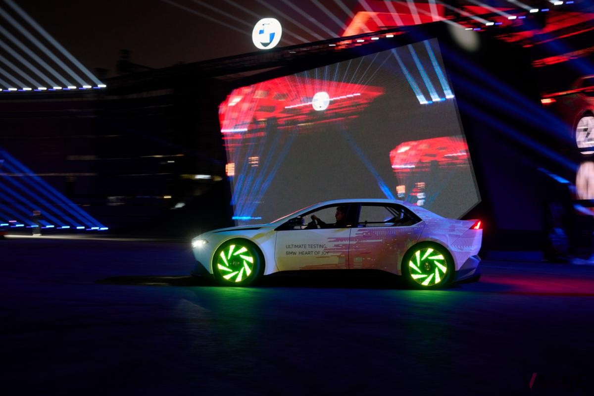 BMWが世界初公開したコンセプトカー「Vision Driving Experience」