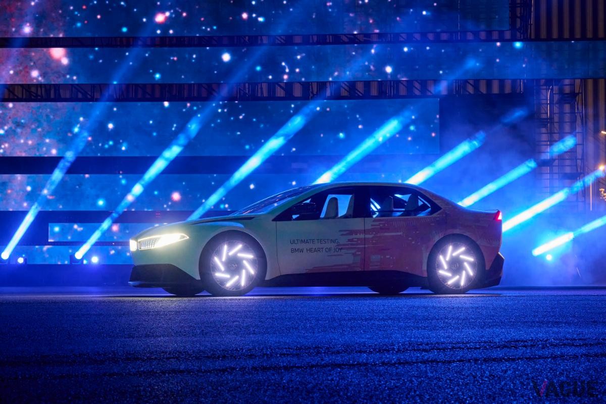 BMWが世界初公開したコンセプトカー「Vision Driving Experience」