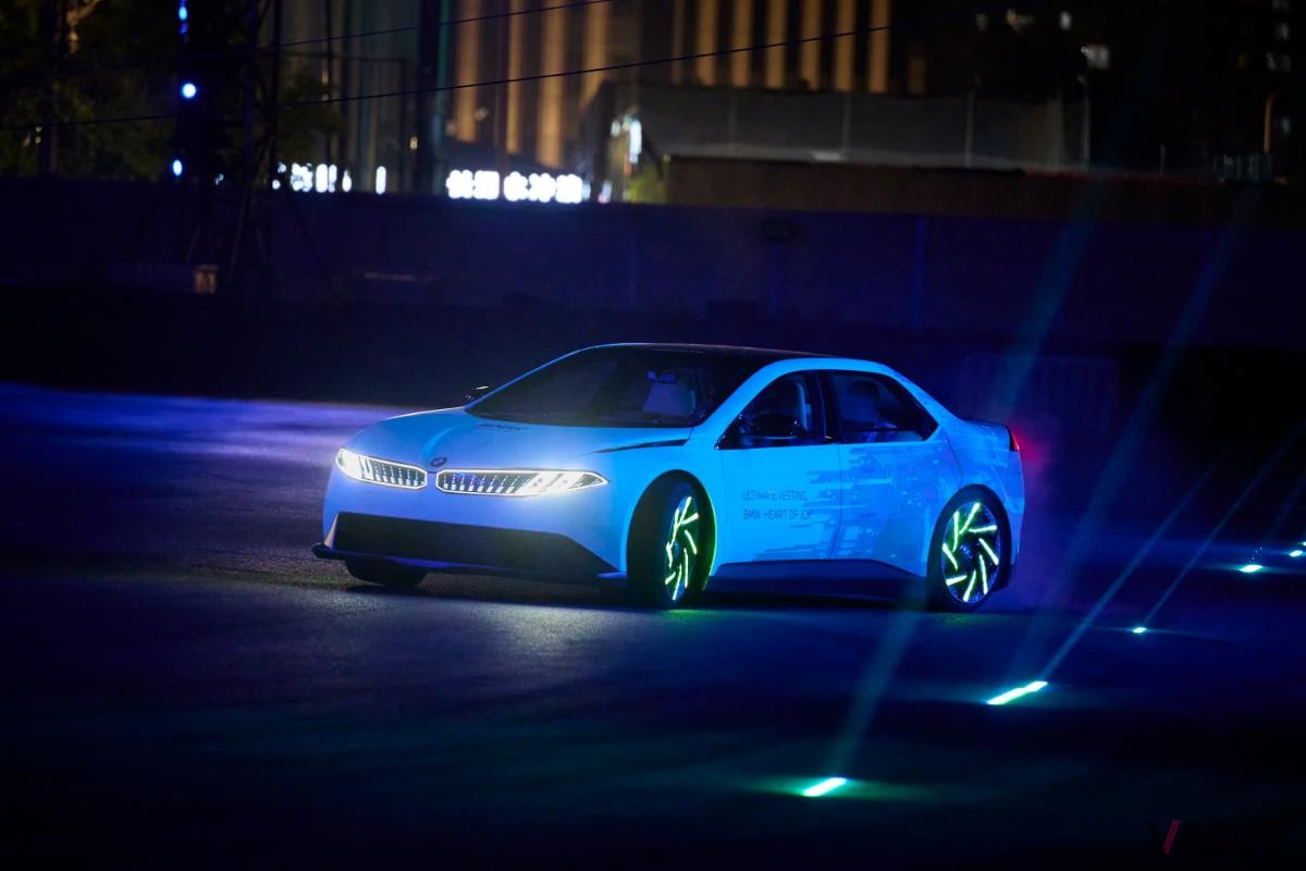 BMWが世界初公開したコンセプトカー「Vision Driving Experience」