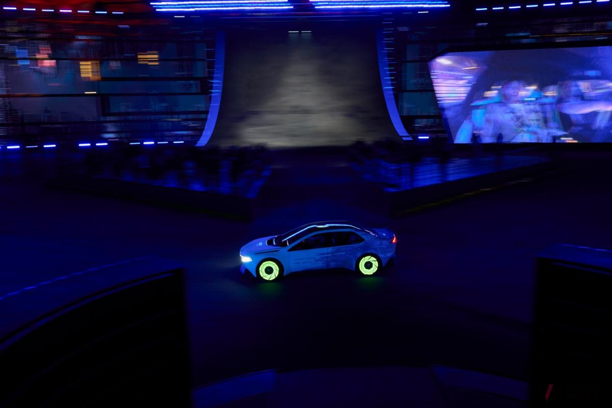 BMWが世界初公開したコンセプトカー「Vision Driving Experience」