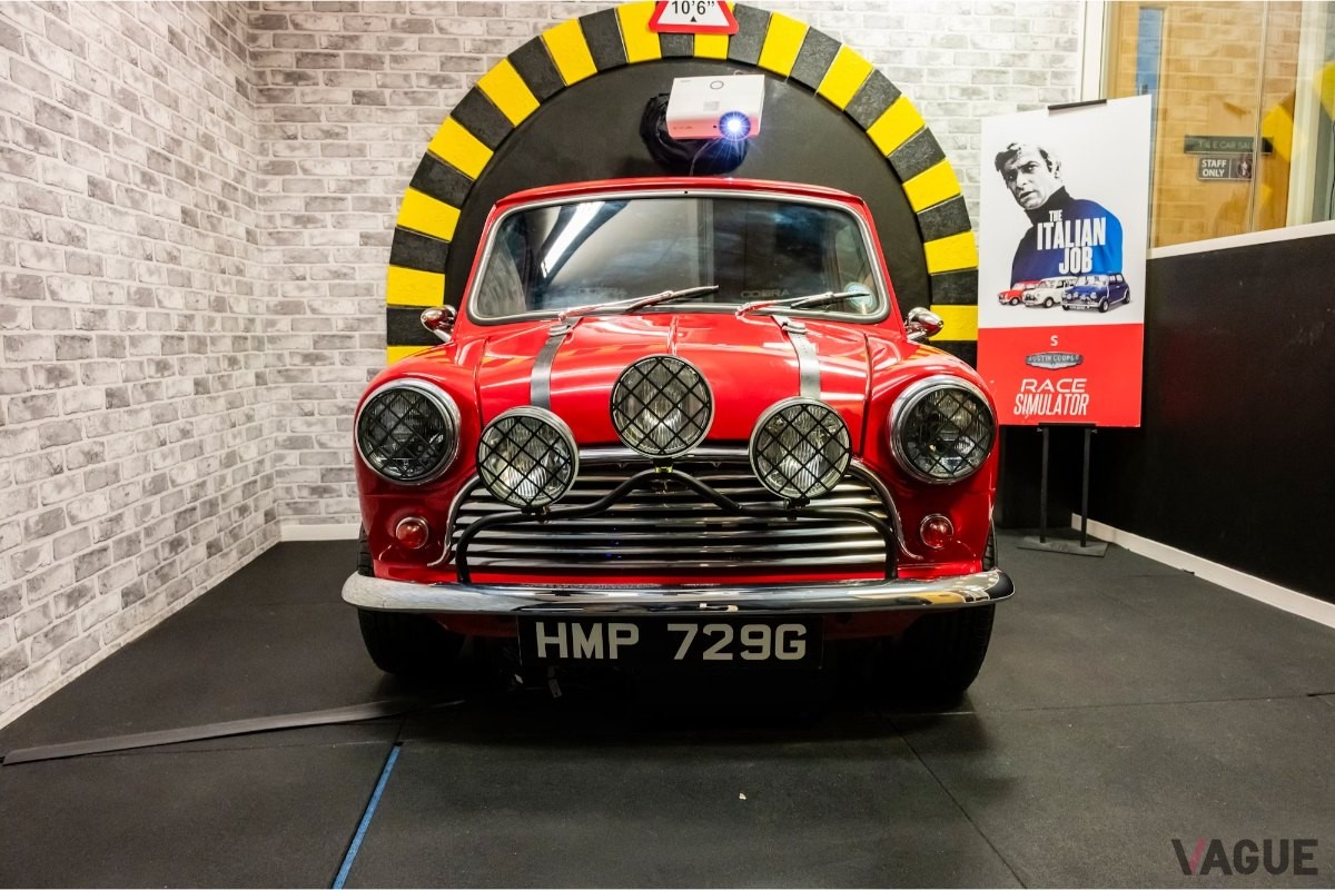 映画『ミニミニ大作戦』の世界観を再現した「イタリアン・ジョブ レースシミュレーター」
