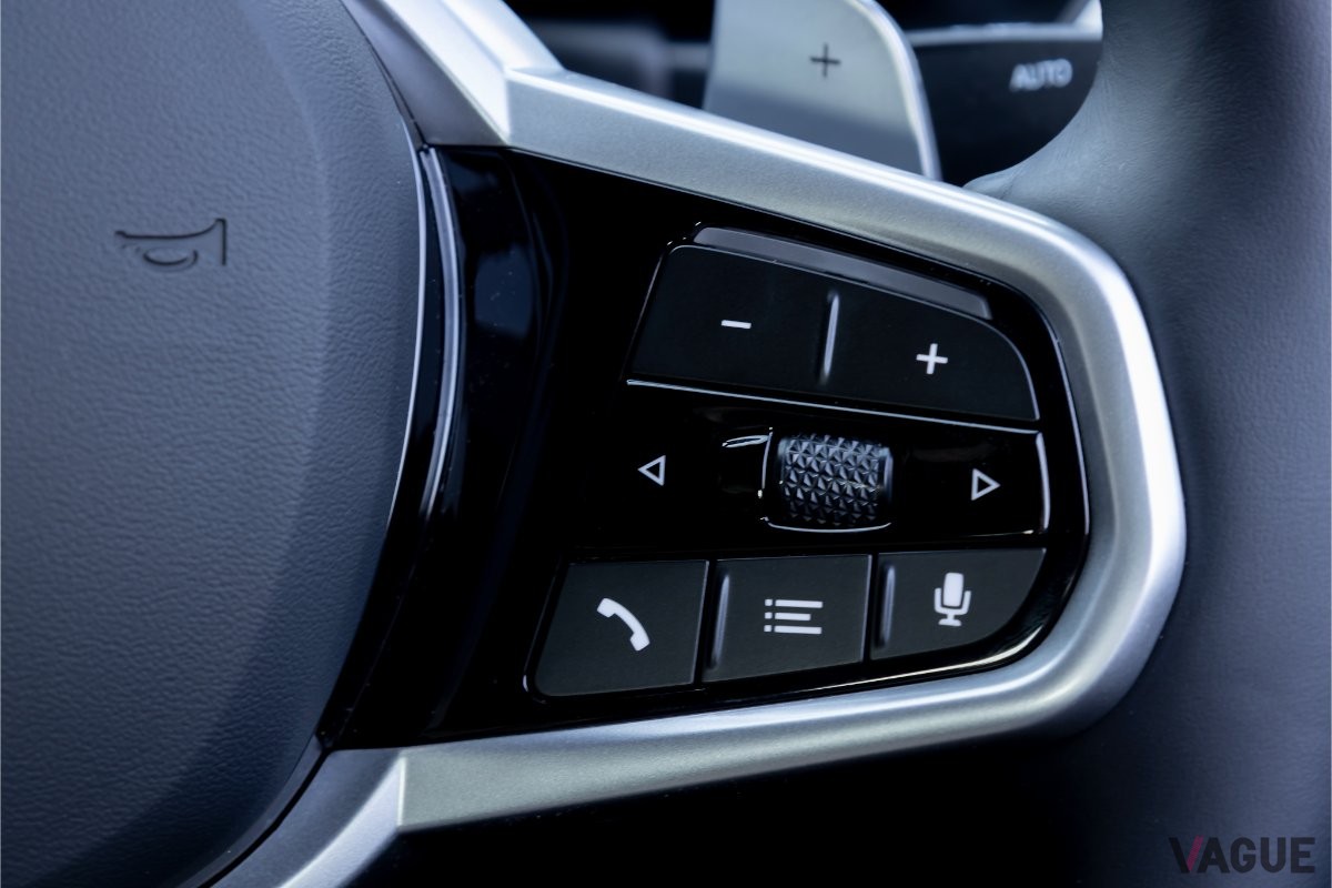 BMW「320d xDrive Mスポーツ」のステアリングスイッチ