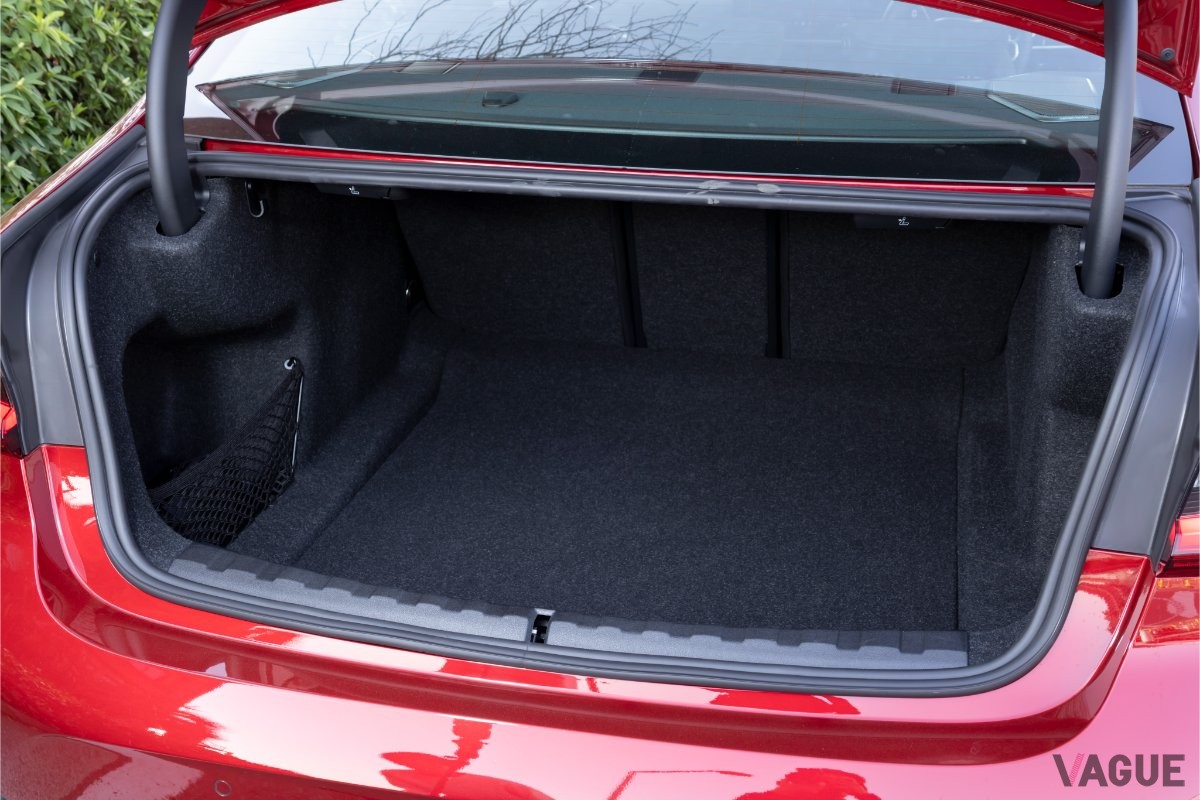 BMW「320d xDrive Mスポーツ」のラゲッジルーム