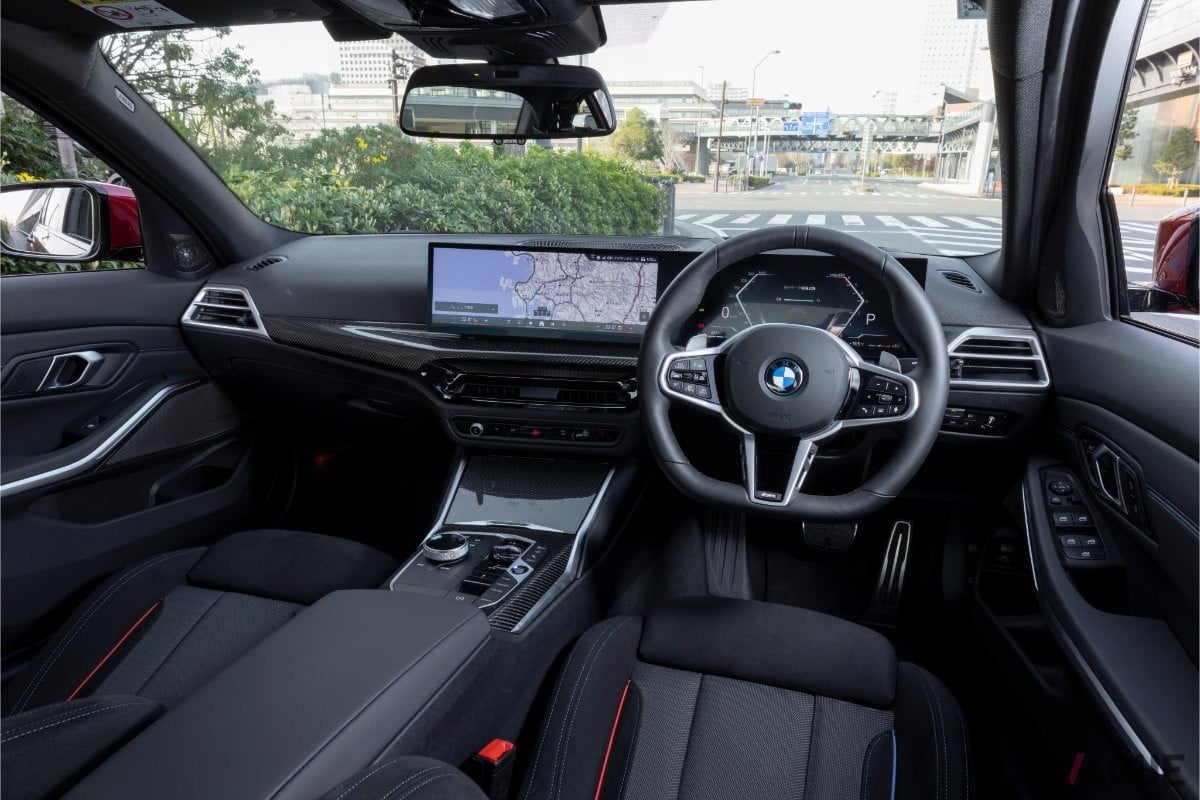 改良新型の「3シリーズ 」は、従来型と同様に最新世代の安全機能・運転支援システム「ハンズ・オフ機能付き渋滞運転支援機能」が装備され、一定の条件下においてステアリングから手を離して走行が可能です。