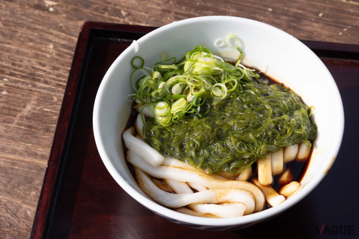 昼食を摂らずに東京から伊勢までやってきた。ここで今日始めての食事「伊勢うどん」