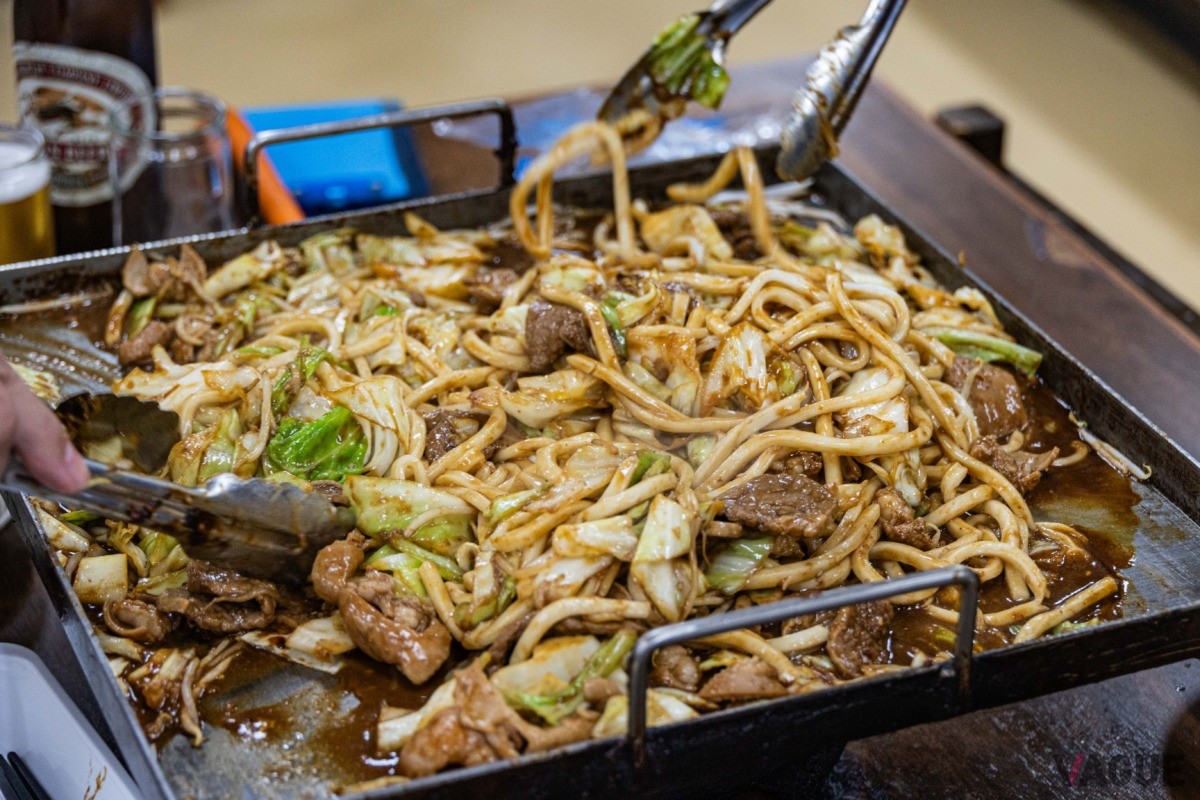 夕食は三重県亀山市にある亀八食堂で「ホルモン」を食す