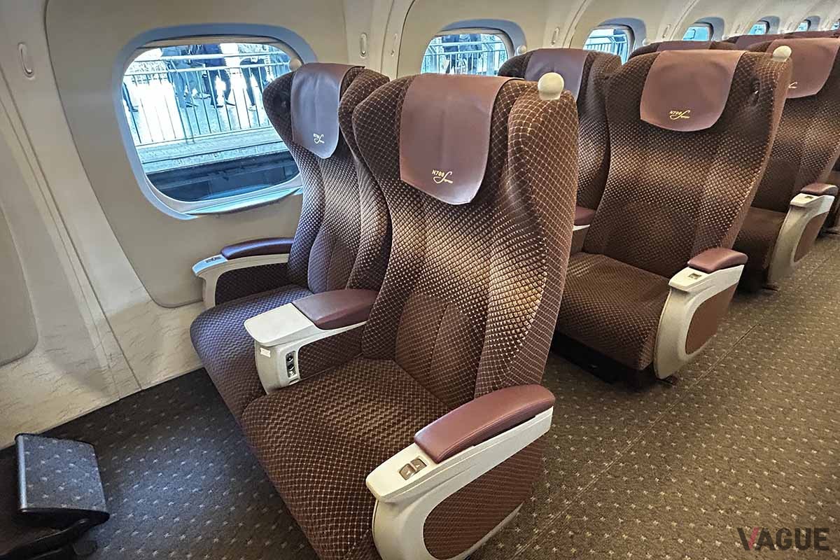 連休初日の午前中、普通車から満席になっていく傾向があるので、グリーン車も選択肢に入れておくのが良い