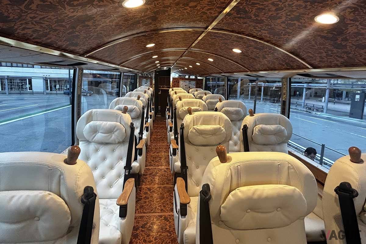 「ゆいプリマ オリビア」の車内。工業デザイナー水戸岡鋭治氏のデザインだ