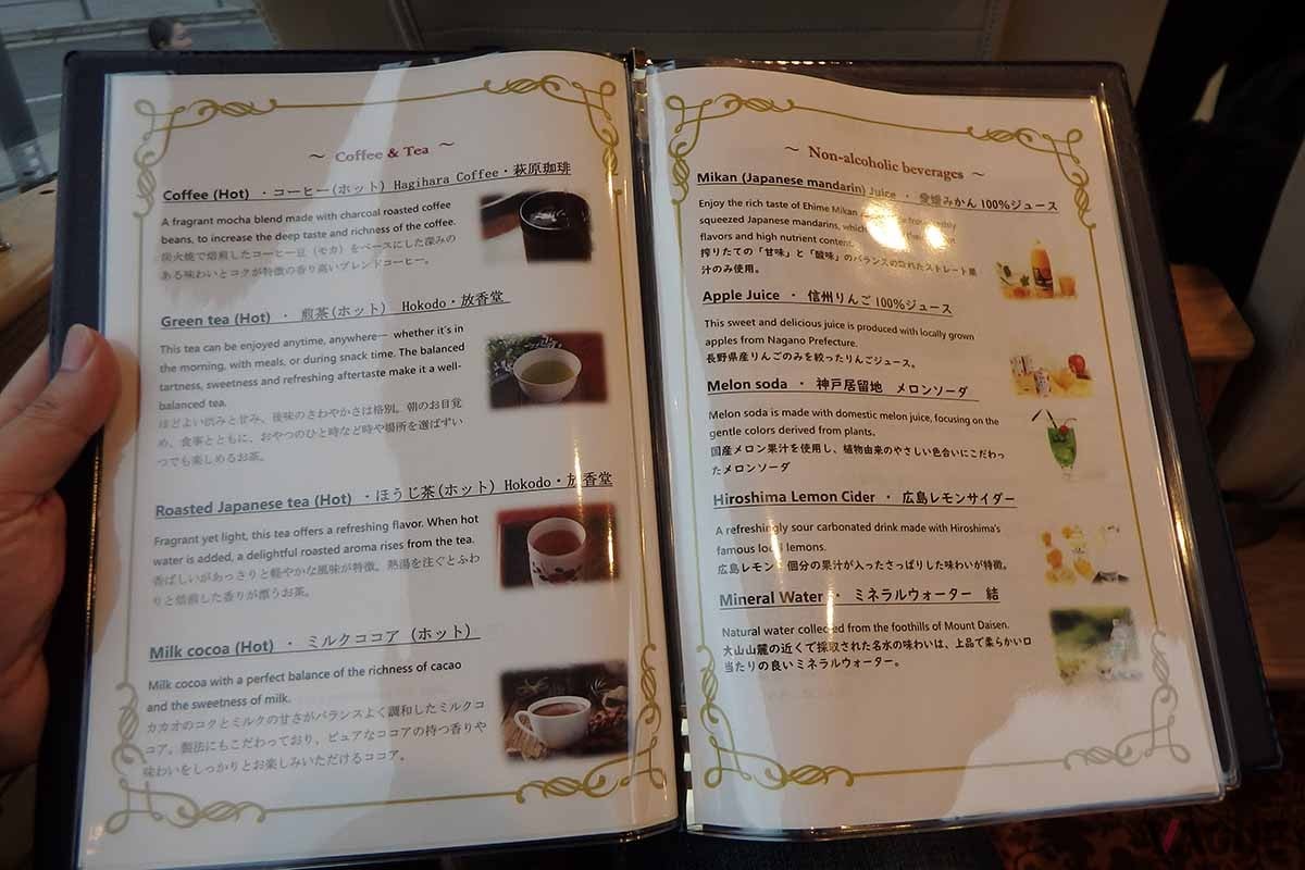 コーヒーや紅茶はもちろん、車内ではジュースや地酒まで飲み放題