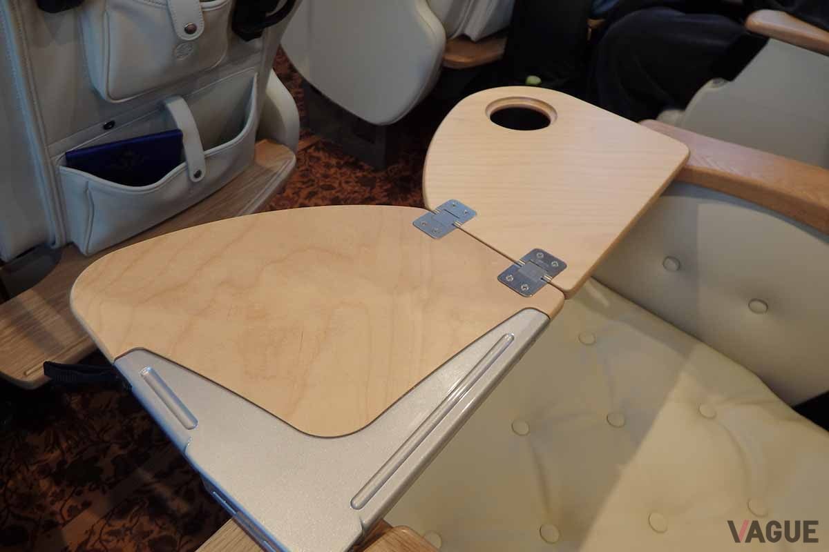 「ゆいプリマ オリビア」の車内。座席には折りたたみ式のテーブルもある
