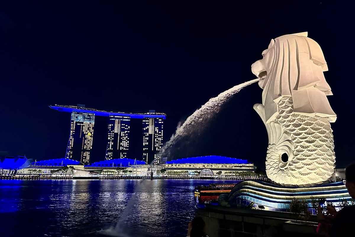 直行便では航空券の高いシンガポールでも、香港空港経由なら格安で行くことができる