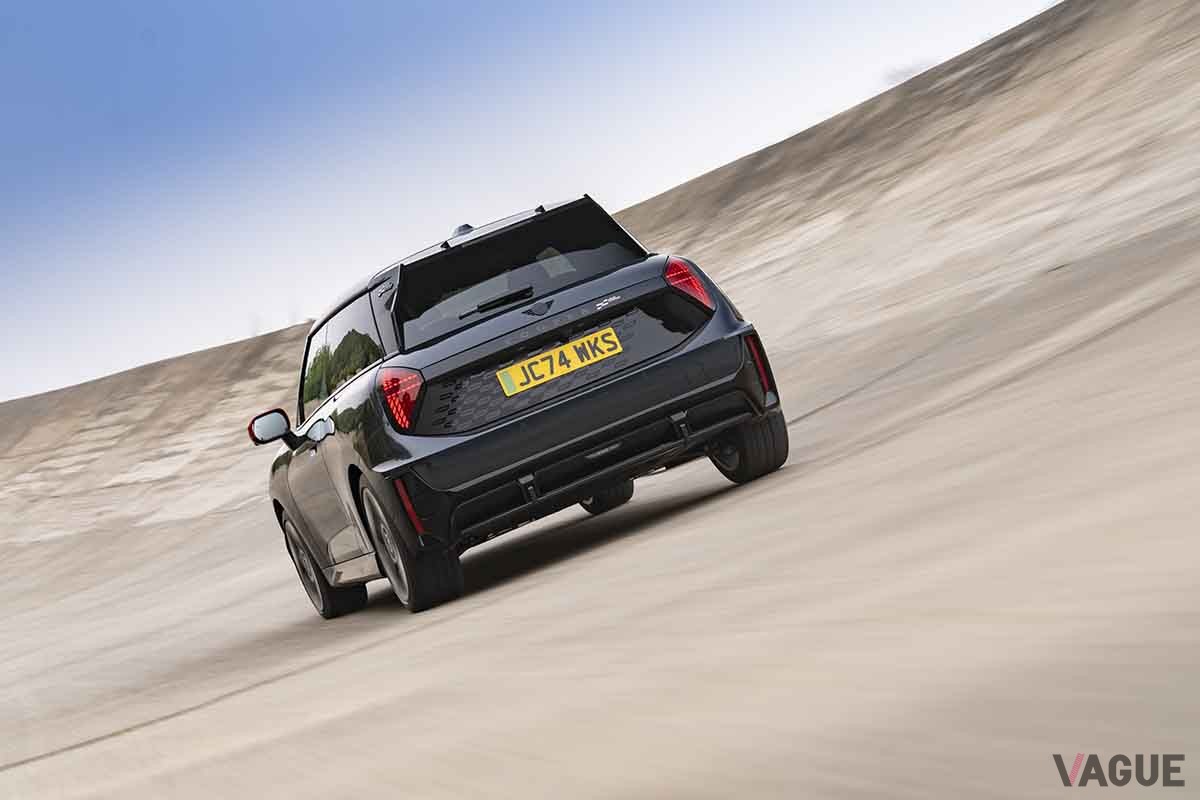 2025年2月に日本で登場した高性能バージョン新型「ミニ・ジョン・クーパー・ワークス」の電気自動車