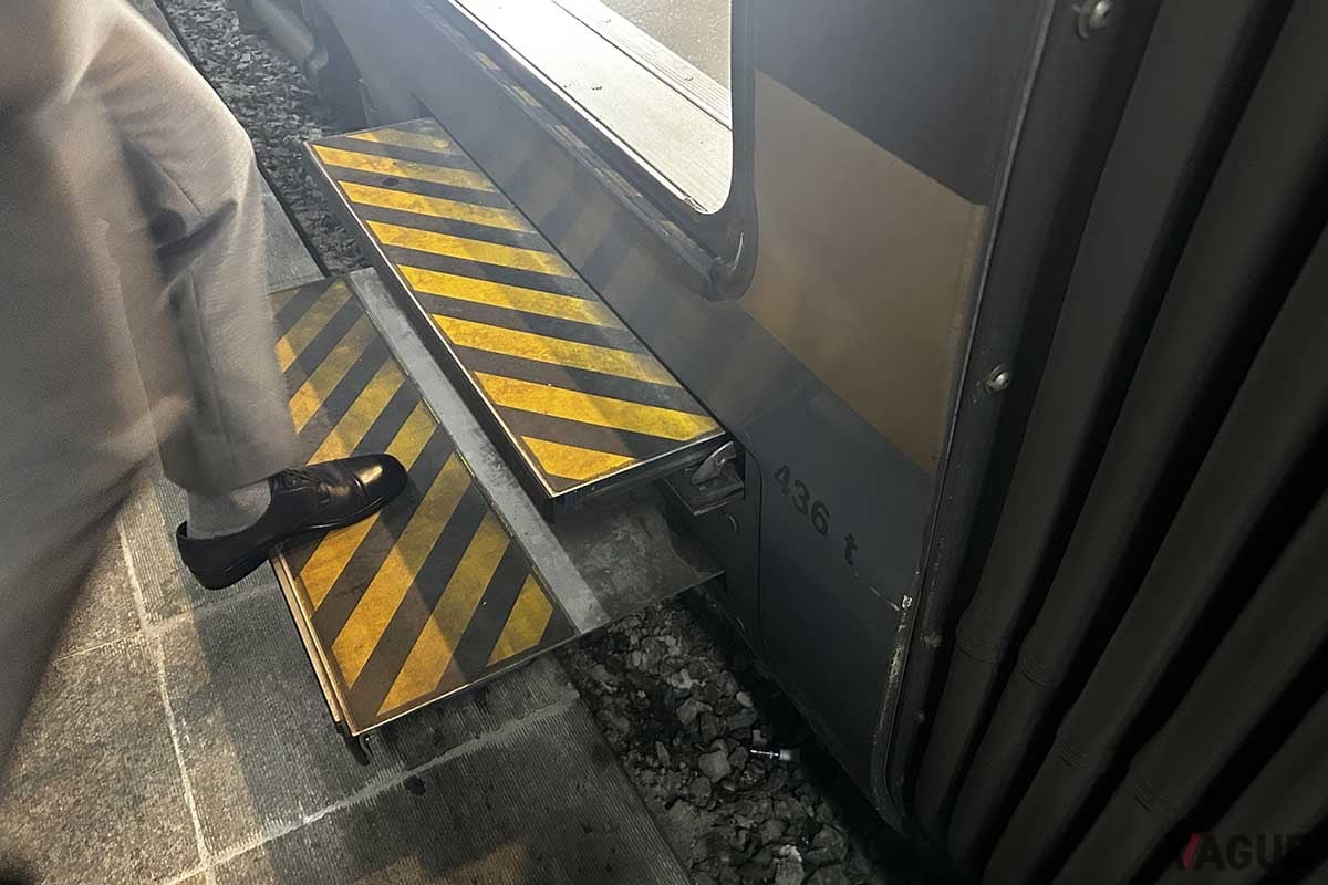 韓国の新型高速鉄道「KTX青龍」のステップ