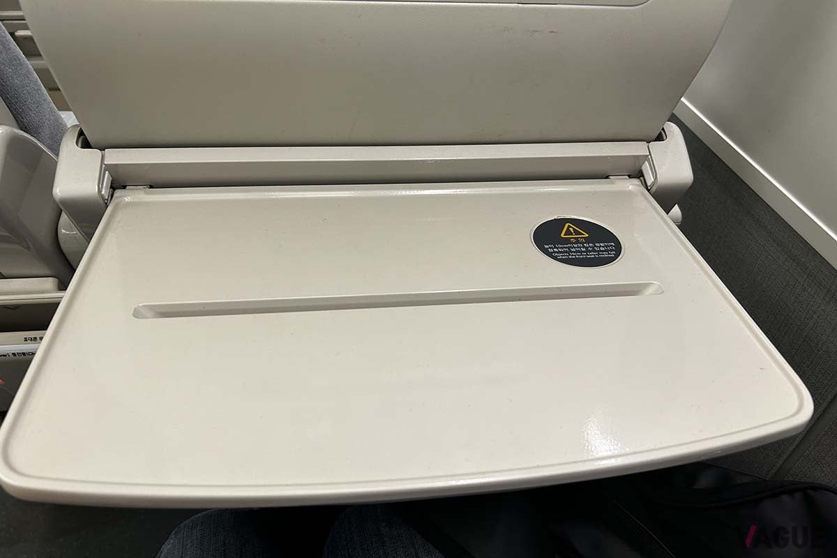韓国の新型高速鉄道「KTX青龍」普通車座席のテーブル